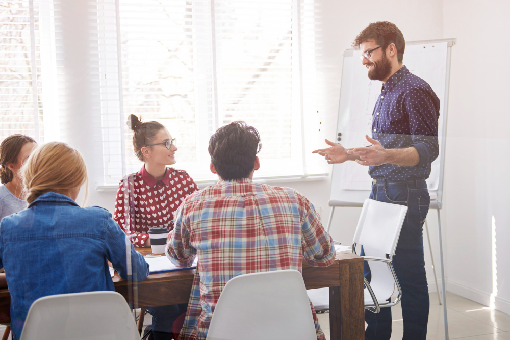executivo-apresentando-estrategia-de-trabalho.jpg
